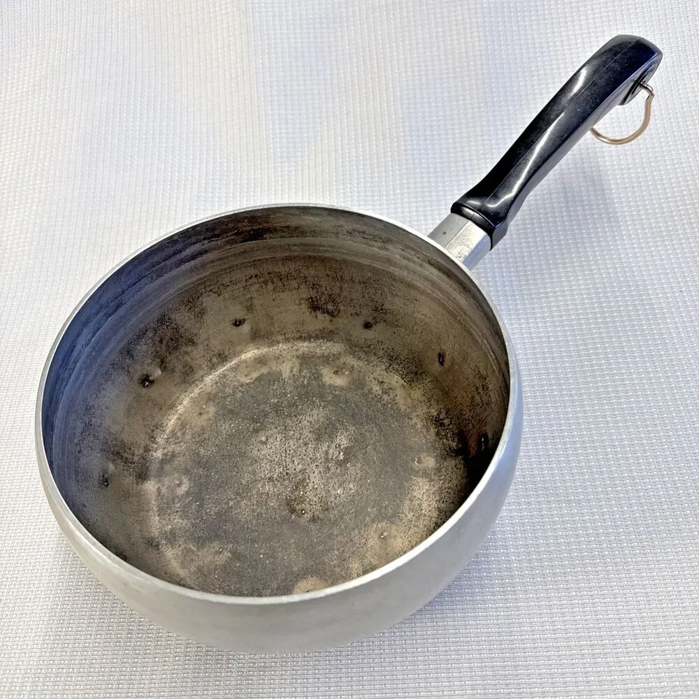 Vintage Wear Ever Aluminum Hallite 7.5 in 2.5 Qt Pot w Copper lid model 2102 1/2